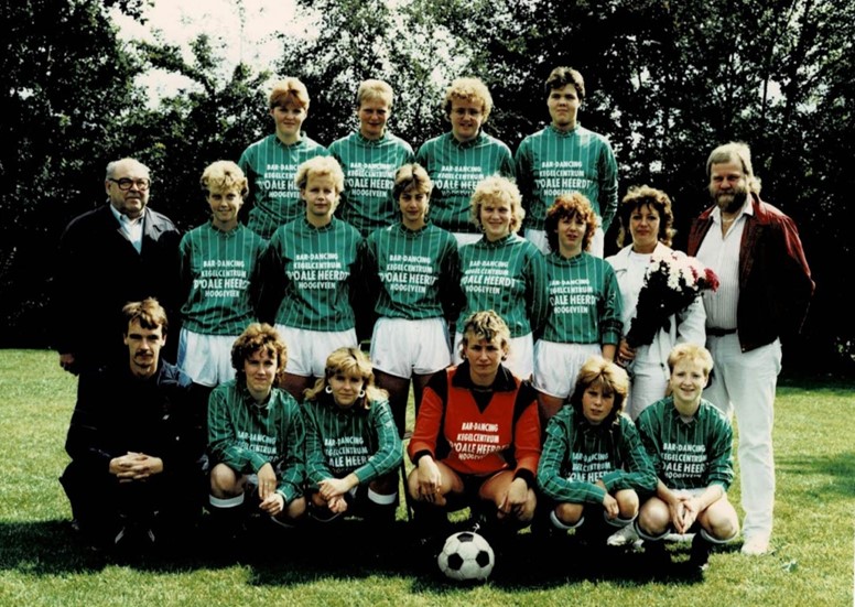 Marieke Schuur (2e van rechtsonder) Met haat voetbalteam in de jaren 80.