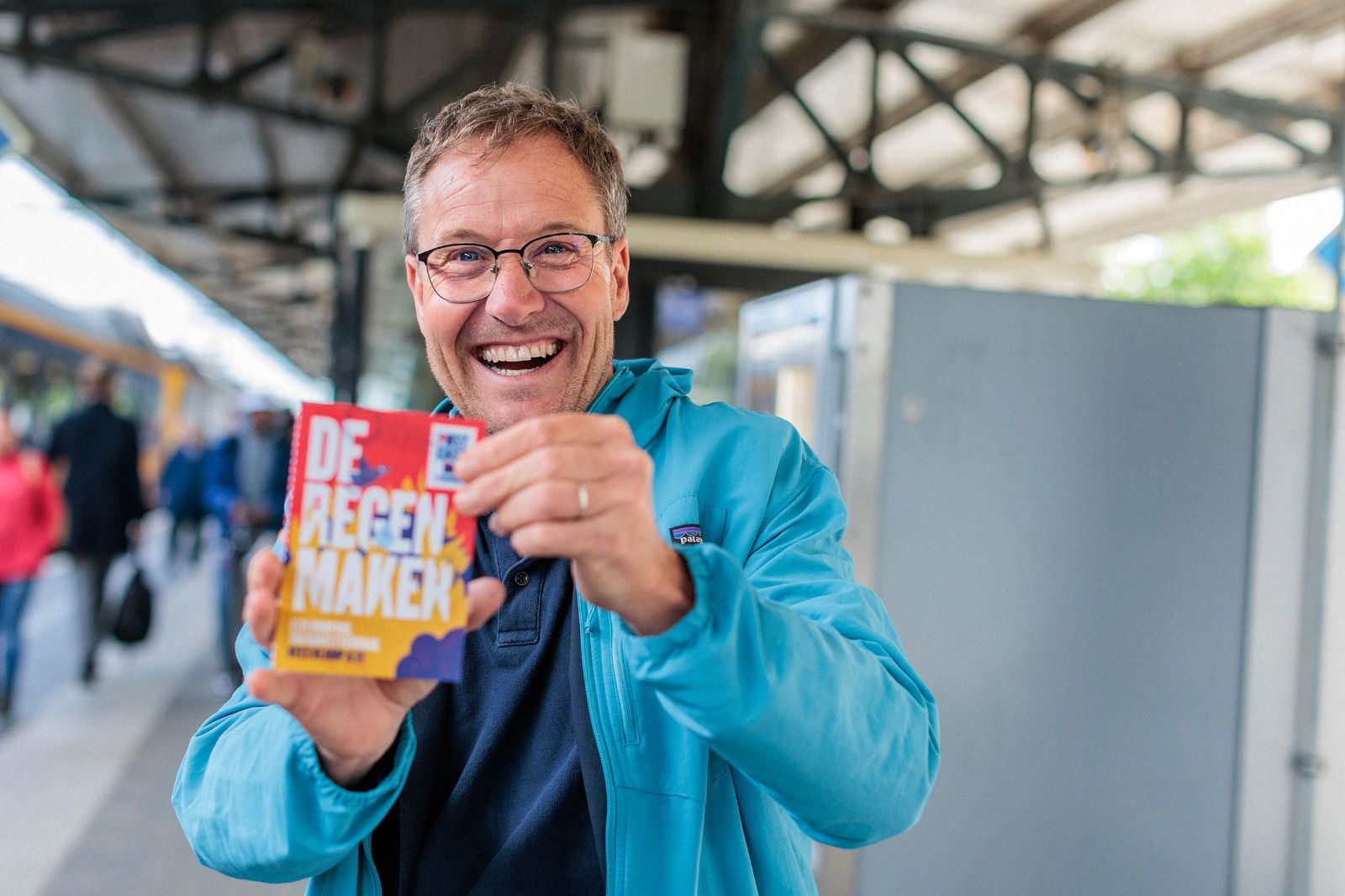 Impactmaker Kees Klomp wint de Over Hoop prijs met zijn kinderboekje ‘De Regenmaker’